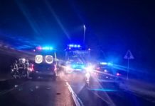 Czołowe zderzenie osobówki z busem w Przędzelu