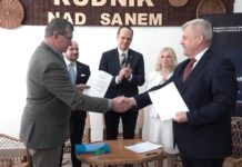 Podpisanie umowy na przebudowę stadionu w Rudniku nad Sanem