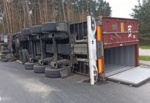 Tir wywrócił się na rondzie