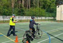 Uczniowie zdobywali pierwsze uprawnienia pod czujnym okiem policjantów