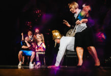 Premiera „Łysej śpiewaczki” teatru „Ad Hoc” przy komplecie widowni