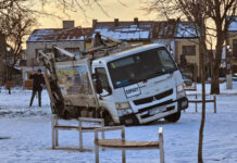 Śmieciarka wpadła do fontanny posadzkowej