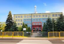 Jest wykonawca hali sportowej przy PSP 5