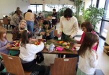 W bibliotece powstały kolorowe palmy