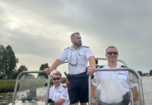 Policjanci pomogli tonącemu 17-latkowi