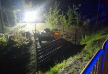 Pijany kierowca przejechał przez barierę ochronną i wjechał na prywatną posesję