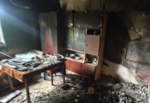 Policjanci uratowali kobietę z pożaru