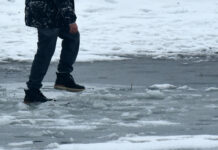 Policjanci ostrzegają przed wchodzeniem na niebezpieczny lód