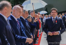 Prezydent Lucjusz Nadbereżny odznaczony Krzyżem Kawalerskim Orderu Odrodzenia Polski