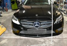 Policjanci zabezpieczyli skradzionego mercedesa