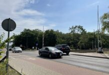 Wjechał na przejazd kolejowy mimo opuszczających się rogatek