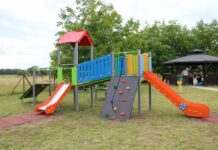 Nowy plac zabaw w Dąbrówce Pniowskiej