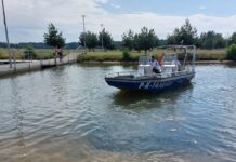 Policjanci dbają o bezpieczeństwo wypoczywających nad wodą