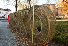 Młodzi wandale odpowiedzą za zdewastowanie instalacji na Placu Wolności