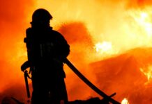 Groźny pożar na strefie przemysłowej