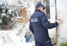 Policjanci sprawdzają miejsca przebywania osób bezdomnych