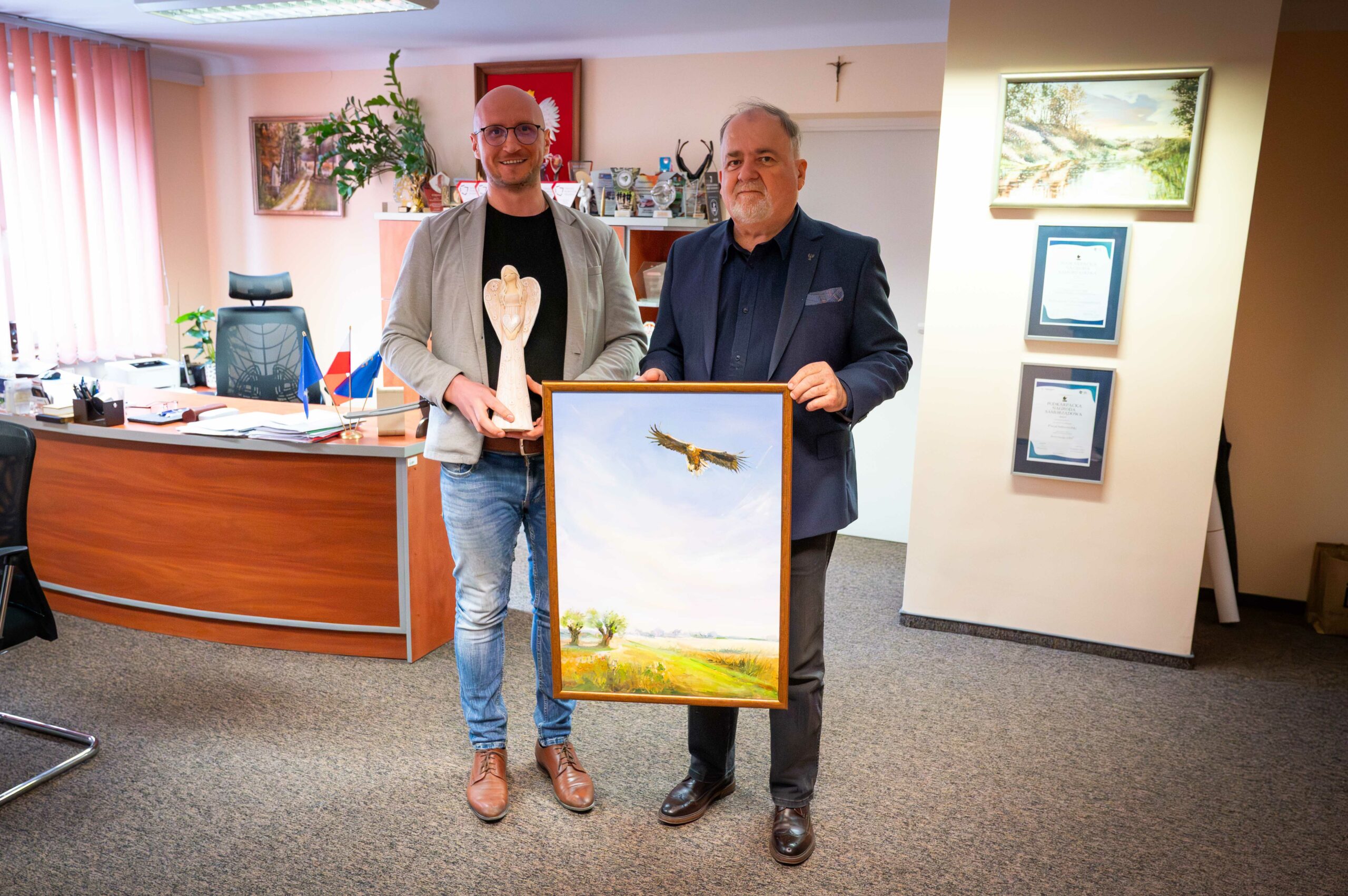 Starosta przekazał obraz na aukcję charytatywną na rzecz Domu Aniołków