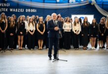 Zakończenie szkoły. Maturzyści odebrali świadectwa