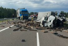 Kolizja dwóch pojazdów ciężarowych na drodze S19