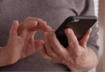 Dostałeś takiego SMS-a z ZUS? Natychmiast zgłoś go pod numer 8080!