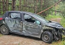 Pijany kierowca uderzył w słup i uciekł. Miał sądowy zakaz prowadzenia pojazdów