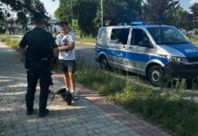 Policjanci kontrolują użytkowników hulajnóg elektrycznych