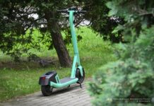 Nastolatkowie bez kasków – opiekunowie ukarani mandatami