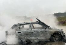 Chwile grozy w Zdziarach. Auto stanęło w płomieniach, policjanci ruszyli z pomocą