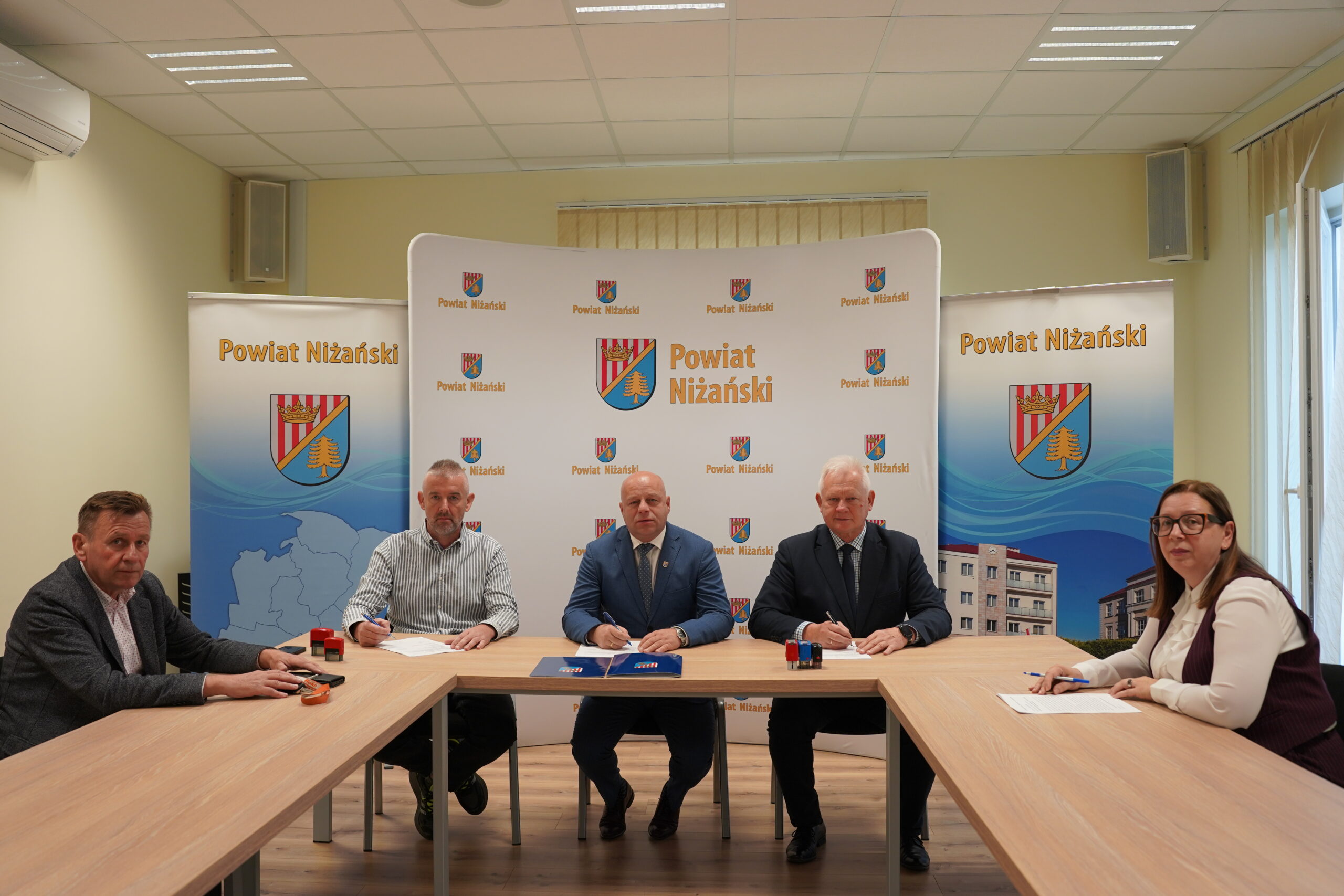 Podpisano umowę na przebudowę drogi powiatowej Nr 1048R na odcinku Gózd – Huta Krzeszowska