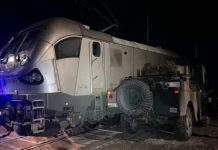 Wojskowy pojazd zderzył się z pociągiem w Zbydniowie